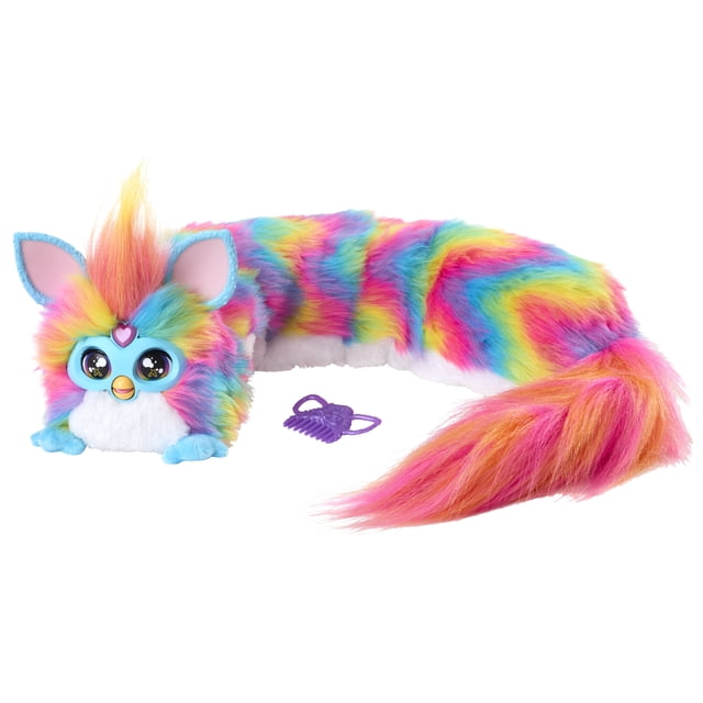 Furby DJ Furby Jouet Interactif, Arc-en-Ciel - Version Anglaise, Montré Orienté vers l'Avant avec un long Corps en Peluche à Rayures Arc-en-Ciel de Rose, Bleu, Jaune et Vert. Il a de Grands Yeux Bleus avec des Reflets Étoilés, un Masque Facial Bleu, des Oreilles Roses et une Touffe de Fourrure Orange-Rose sur Sa Tête. un Accessoire Peigne Violet Se Tient à Côté de Lui sur un Fond Blanc. Cet Animal Électronique Présente de la Musique, des Jeux et des Lumières Ventrales Multicolores Activées par le Toucher,