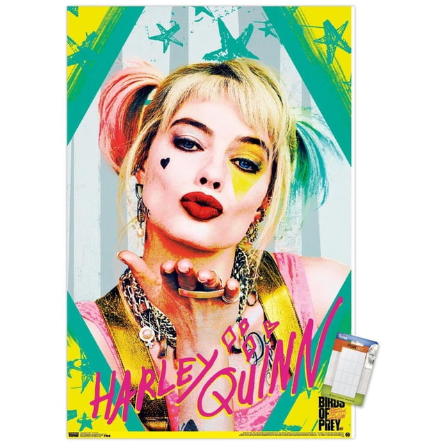 DC Comics Film - Birds of Prey - Harley Quinn - Affiche Murale Kiss, 22,375 Pouces x 34 Pouces, Représentant Harley Quinn aux Cheveux Blonds en Tringles Roses et Bleues, Portant des Colliers Superposés et un Haut Rose avec des Bretelles Dorées, Soufflant un Baiser sur un Fond Coloré avec des Étoiles Sarcelle et des accents Jaunes, Présentant un Texte Rose Audacieux « Harley Quinn » et un logo Birds of Prey, Idéal pour la Déco Murale de Chambre Ou de Bureau.