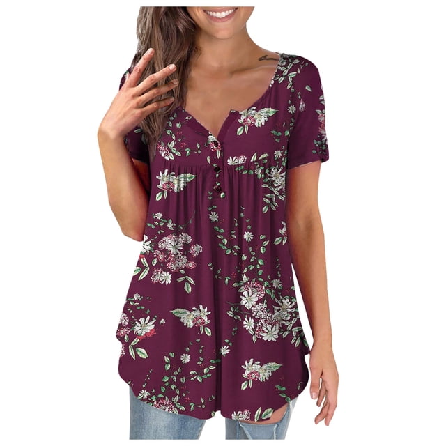Chemisiers à Manches Courtes pour Femmes avec un design Décontracté à Col en V, Coupe Ample et Imprimé floral. Fabriqué en polyester, Ce Haut à Manches Courtes Est Stylé dans une Couleur Bourgogne Riche avec des Motifs Floraux Blancs et Verts. Convient à Toutes les Saisons et Polyvalent pour les occasions Décontractées Ou Quotidiennes. le Chemisier a une Encolure Boutonnée et un Ourlet Légèrement Incurvé, Assorti Ici à des jeans Délavés Clairs.