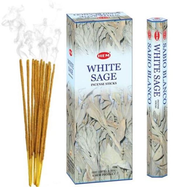 Encens pour l'Ourlet (20 Bâtonnets) - Sauge Blanche - Ensemble de 6 Montrant un Bouquet de Bâtonnets d'Encens Bruns Fins avec une Augmentation de Fumée, à Côté d'Une Haute Boîte Rectangulaire et d'Un Mince Emballage hexagonal Présentant des Motifs de Feuilles de Sauge Blanches et le logo à Ourlet Rouge, Convenant au Parfum d'Ambiance et Créant une Atmosphère Apaisante.