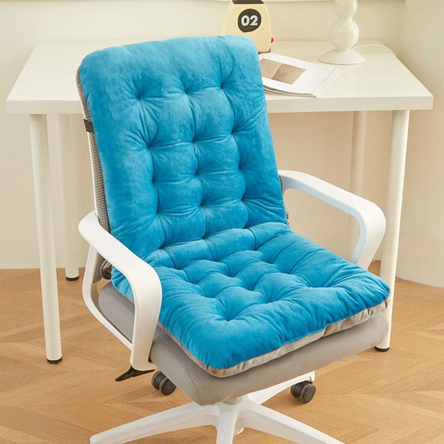 Coussins de Chaise de Patio en Liquidation, au design Moelleux et Capitonné dans une Couleur Bleue Vibrante. le Coussin Est de style Monobloc, Mesurant 17,72 X 39,37 Pouces, et Est Montré Placé sur une Chaise de Bureau Blanche avec un Siège Gris. Conçus pour une Utilisation Intérieure et Extérieure, Ils Offrent Confort et Soutien pour les Chaises Berçantes, les Meubles de Patio Ou les Chaises de Cuisine. l'Arrière-plan Comprend un Bureau et une Déco de Couleur Claire, Soulignant Son Usage Polyvalent dans Divers Contextes.