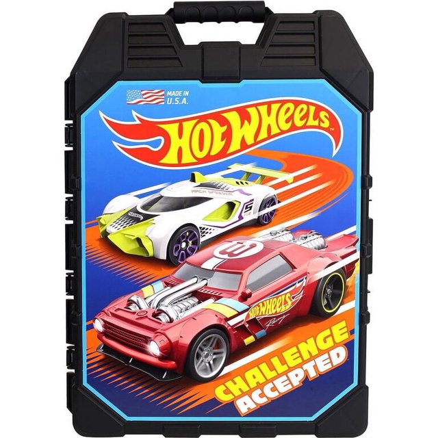 Transporteur de Voitures Jouets Portable - Styles Assortis - Édition Anglaise avec un Étui en Plastique Noir Robuste au design Hot Wheels vibrant à l'Avant. Cet Étui de Rangement pour Voitures Jouets Comprend une Poignée de Transport et Peut Contenir jusqu'à 60 Véhicules Hot Wheels à l'Échelle 1/64, le Rendant Idéal pour Organiser et Transporter des Voitures Jouets. Compact et Pratique pour une Utilisation en Déplacement.