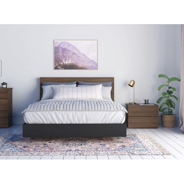 Solari Ensemble de Chambre 3 Pcs avec Lit Simple avec une Tête de Lit Rustique Chic en Noyer et une base Flottante Noire, Assorti à une Table de Nuit à Deux Tiroirs en Noyer avec Glissades en Métal, Placé sur un Tapis à Motifs dans une Chambre Minimaliste avec des Murs Légers et une Plante en Pot.