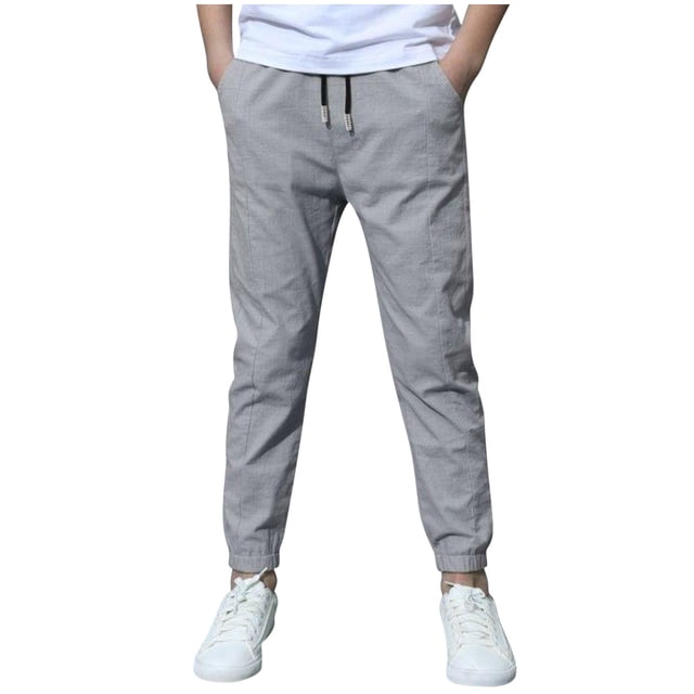 QIPOPIQ Pantalon de Jogging Extensible à Enfiler pour Garçons en Liquidation en Gris, Conçu pour les Garçons avec une Coupe Décontractée, Taille Élastiquée et Fermeture à Cordon. Ces joggers pour Enfants avec Poches Inclinées sur le Côté avant, Poches à l'Arrière et Poignets de Jambe à Bande Élastiquée pour le Confort et le style. Fait de Toile 98 % Coton et 2 % Élasthanne pour Plus d'Élasticité, Idéal pour le Port Quotidien.