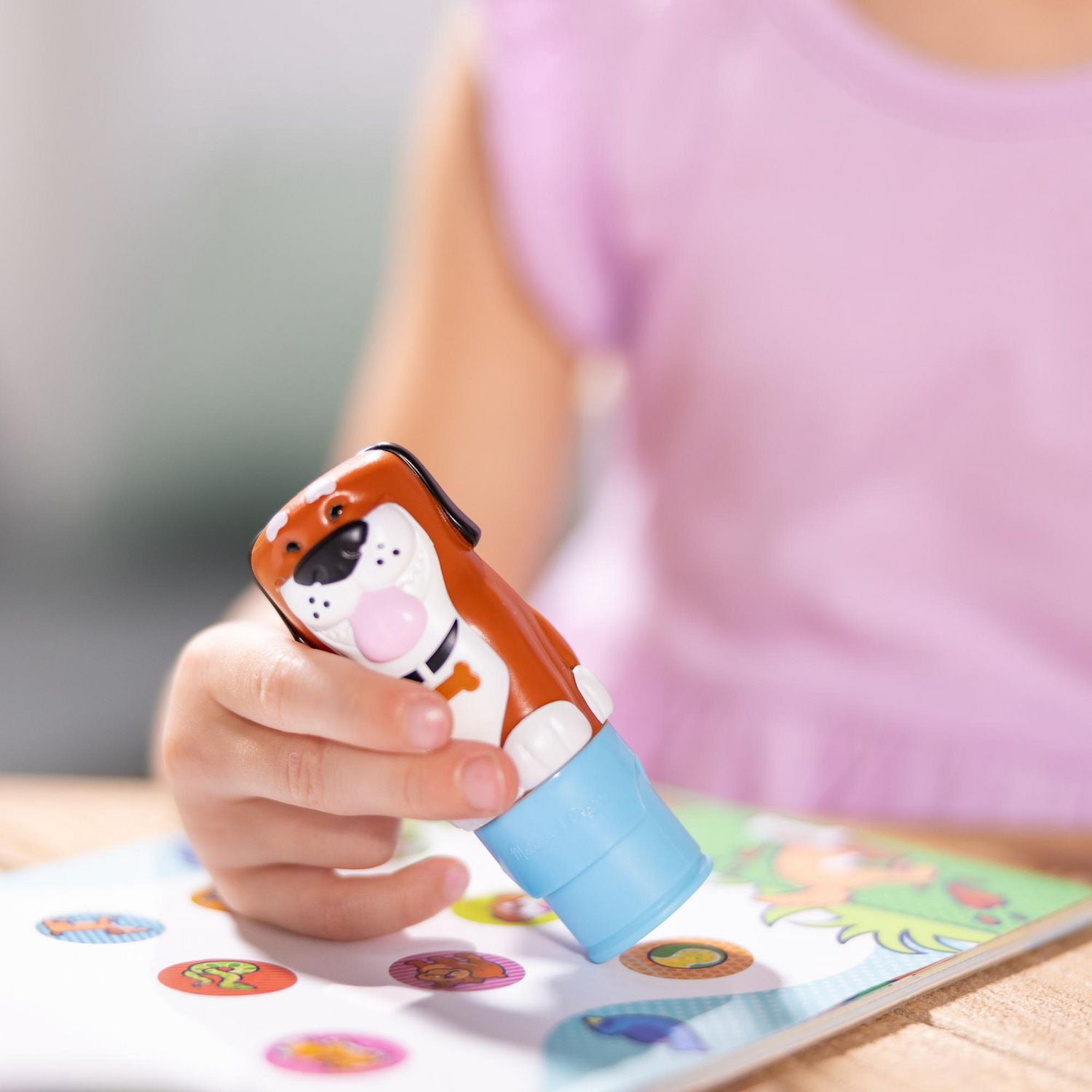 Melissa & Doug Autocollant WOW ! ™ 24 pages Pad d’activité et Autocollant Stamper, 300 autocollants, Arts et artisanat Fidget Toy personnage de collection - Chien