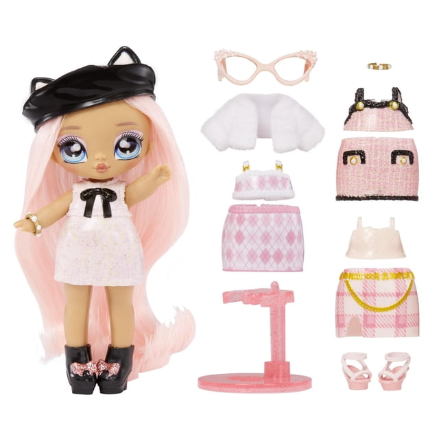 Na Na Na Mini Poupée Surprise Ultime aux Longs Cheveux Roses Portant une Robe en tweed Blanche avec un Nœud Noir, des Bottes Noires avec des Nœuds Roses et un Béret Noir, Exposée avec Plusieurs Accessoires de Poupée de Mode Roses et Blancs Incluant des Lunettes Oeil-de-Chat, un Boléro en Fausse Fourrure Blanc, Quatre Hauts et Jupes à Motifs Roses, un Support pour Poupée Rose et des Sandales Roses.
