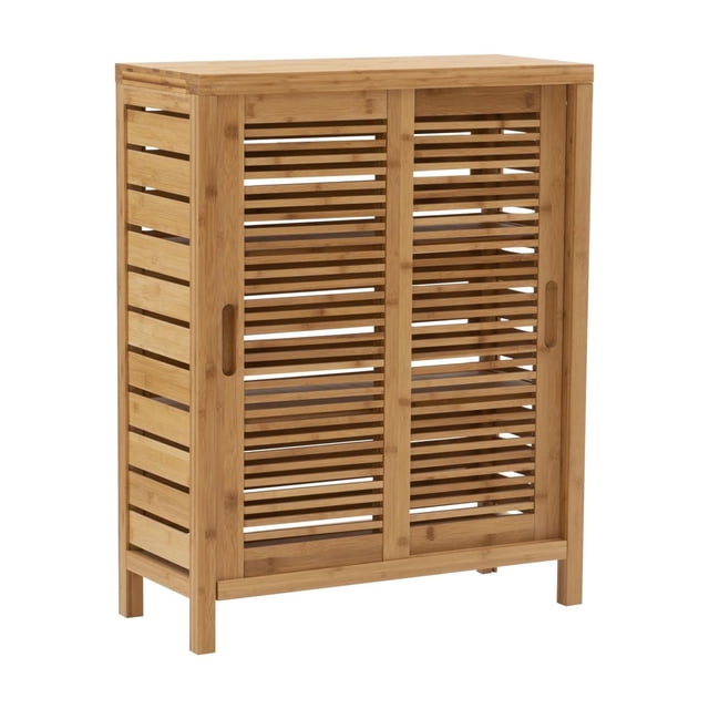 Boyd Armoire de Plancher à Deux Portes en Bambou Massif avec Fini Naturel, Comprenant Deux Portes Coulissantes à Lattes et Trois Tablettes Intérieures pour un Rangement Organisé du Linge et des Essentiels de la Salle de Bain, Vue avant 3/4.