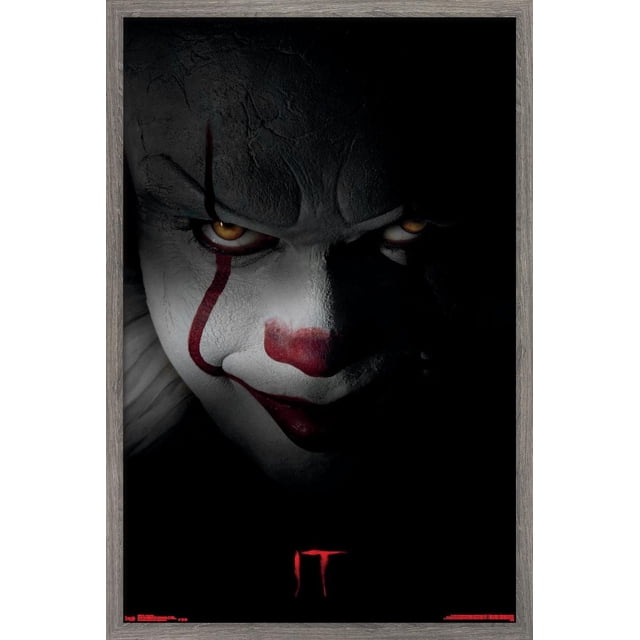 IT - Pennywise Affiche Murale, 22,375 Po x 34 Po art Mural Encadré Présentant un Fond Noir avec Texte « IT » Rouge Près du Bas, Encadré dans un Cadre en Bois Gris, Convient à la Déco de la Maison et à l'Art Mural dans les Chambres, Bureaux Ou Dortoirs.