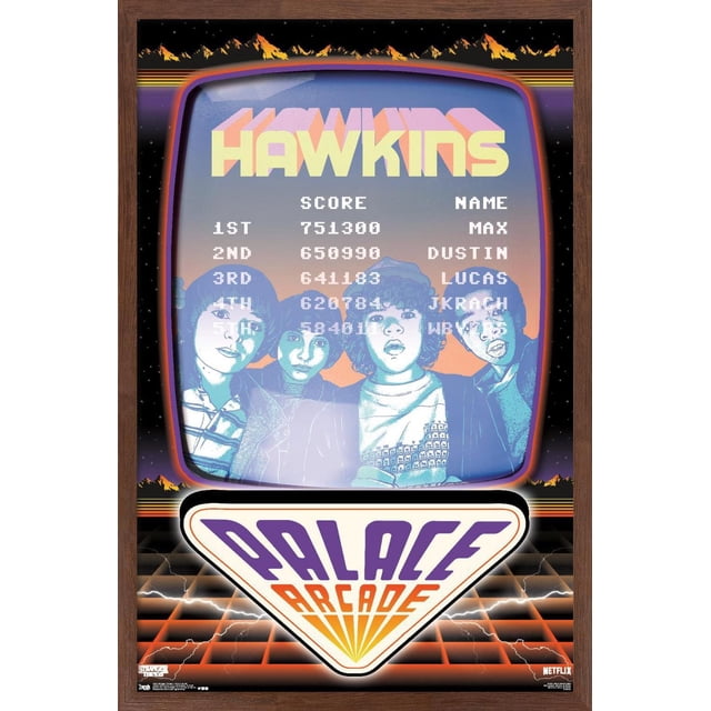 Netflix Stranger Things : Saison 2 - Affiche Murale d'Arcade Palace, 22,375 Po x 34 Po, Représentant un Écran de Jeu d'Arcade Rétro avec des « Hawkins » en Grandes Lettres Jaunes, une Liste de Pointage Élevé avec Max, Dustin et Lucas, et un logo « Palace Arcade » Violet et orange en Dessous, Adossé à un Ciel Étoilé avec des silhouettes de Montagne et Encadré de Bois. Idéal pour Ajouter un style d'Arcade Nostalgique aux Chambres, Bureaux Ou Salles de Jeux