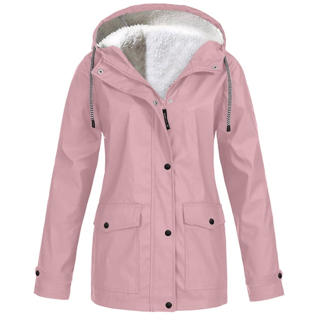 Pisexur Surchemise Veste Femme Imperméable Unie en Rose Pâle, Conçue avec un Matériau polyester Imperméable et Coupe-Vent. Comprend un Col à Capuche avec Doublure en Molleton Blanc Doux, Manches Longues, Fermeture avant Boutonnée et Deux Poches à Rabat. Idéale pour un Usage Décontracté en Plein Air comme Imperméable à l'Automne, en Hiver et au Printemps.