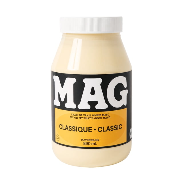 Mag mayonnaise Classique dans un Pot en Plastique de 890 ml avec Couvercle Blanc à Vis, Présentant une Étiquette Noire et Jaune avec une Marque Mag Blanche Audacieuse et un Texte Bilingue. Ce condiment Crémeux Est un Incontournable du Garde-Manger pour les Ménages Québécois, Souvent Utilisé comme base de Tartinade de sandwich Ou de Vinaigrette.