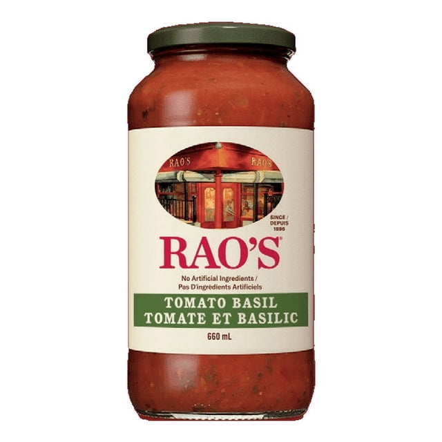 Rao's Sauce Tomate et Basilic, 660 ml, dans un Pot en Verre Transparent avec un Couvercle Noir et une Étiquette Blanche Montrant le logo de Rao's et une illustration de Vitrine Rouge. l'Étiquette Note Sans Ingrédients Artificiels et la Saveur de Sauce en Anglais et en Français. la Sauce Est une base de Tomate Rouge avec Basilic et Fines Herbes Visibles, Convient aux Pâtes et aux Régimes Cétogènes.