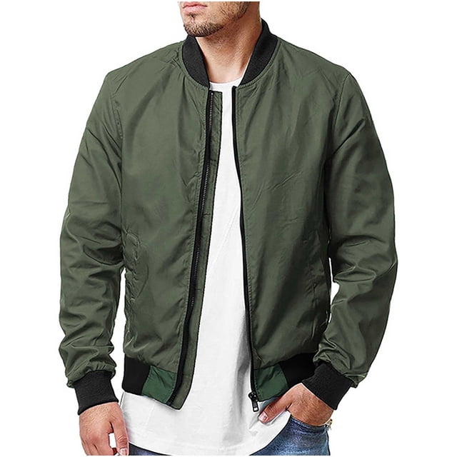 Veste d'Extérieur pour Hommes à Fermeture Éclair, Décontractée, Unie, Col Montant, à Manches Longues, Couleur Vert olive Uni. la Veste Présente un Col Montant, une Fermeture Éclair avant et des Poignets et Ourlet Côtelés. Fabriquée en Mélange de Coton, Elle Est Conçue pour l'Automne et l'Hiver. Portée par-Dessus un t-shirt Blanc et Assortie à des jeans Bleus.