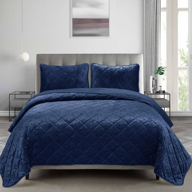 Swift Home Ensemble de Courtepointe en Velours à Losanges Bleu Riche sur un Lit avec une Tête de Lit Capitonnée Grise, avec Tissu en Velours Froissé, Courtepointe à Losanges et Taies d'Oreiller Assorties, Exposé dans une Chambre Éclatante au Décor Minimaliste et à la Lumière Naturelle.