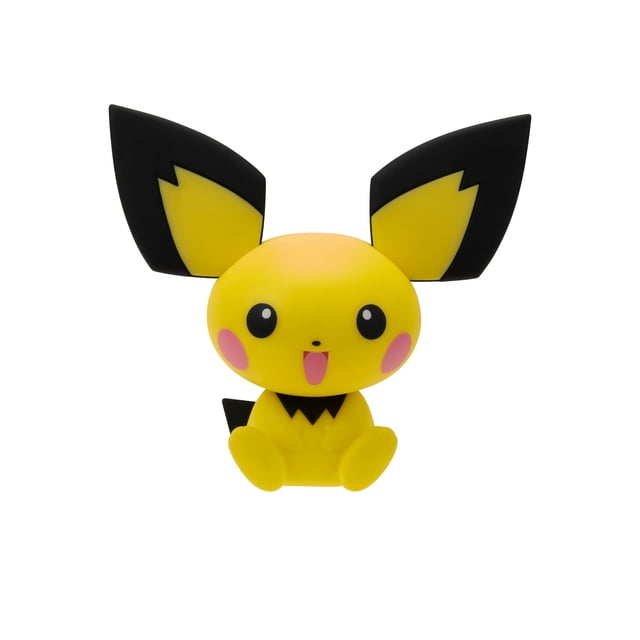 Pokémon Select Figurine en Vinyle de 4 Pouces - Pichu Est une Figurine en Vinyle de 4 Pouces Montrant la Petite Souris Pokémon avec un Corps Jaune Vif, de Grandes Oreilles à Bout Noir, des Joues Roses et une Bouche Ouverte, Assise sur un Fond Blanc, Convient pour l'Exposition avec d'Autres Objets de Collection Pokémon.