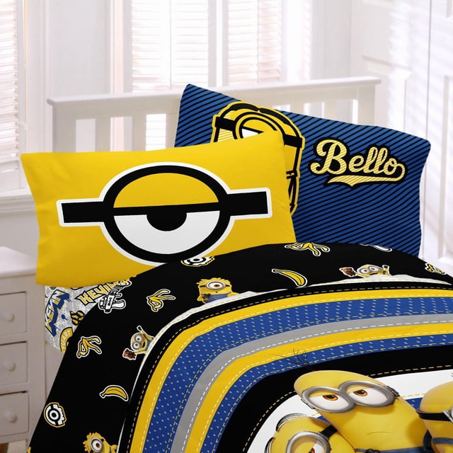 Minions Taie d'Oreiller « Black Gold » Réversible avec un Côté Présentant un Grand Oeil de Minion sur Jaune et de l'Autre Côté un Personnage de Minion avec Texte « Bello » sur Rayures Bleues, Fabriquée en polyester 100 %, Taille standard pour Oreillers Simple Ou Double, Convient à la Literie pour Enfants et aux Soirées Pyjama.