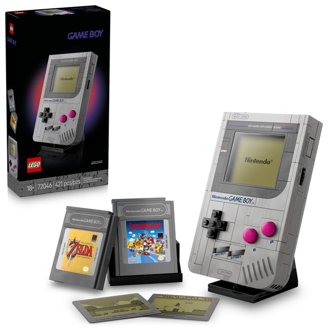 LEGO Super Mario Game Boy - Ensembles de Construction Rétro pour Adultes, 18 Ans et Plus, Comprenant une Réplique Détaillée de la console Portative Nintendo Game Boy Originale en Briques avec Boutons Authentiques, Cadran de volume et Cartouches de Pak de Jeu Interchangeables pour the Legend of Zelda : Link's Awakening et Super Mario Land avec Écrans Lenticulés, Affichés sur un Support Noir. l'Ensemble de 421 Pcs Est Idéal pour les fans et Collectionneurs de Jeux Rétro.