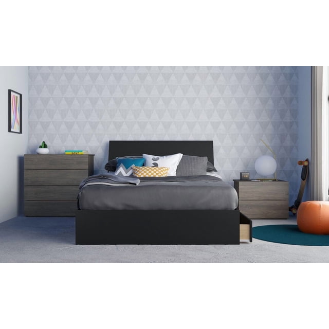 Atrium Ensemble de Chambre 4 Pcs, Gris Écorce et Noir, Vue de devant d'Un Lit de Rangement Noir avec Trois Tiroirs sous le Lit et une Tête de Lit Unie avec Compartiments de Rangement Latéraux, Accompagné d'Un Coffre à 4 Tiroirs Gris Écorce et d'Une Table de Nuit à 2 Tiroirs avec une Lampe Sphérique et une Horloge Numérique, Adossé à un Mur Gris Pâle à Motif Géométrique et à un Plancher Moquette, Idéal pour le Rangement et l'Organisation Modernes de la Chambre.