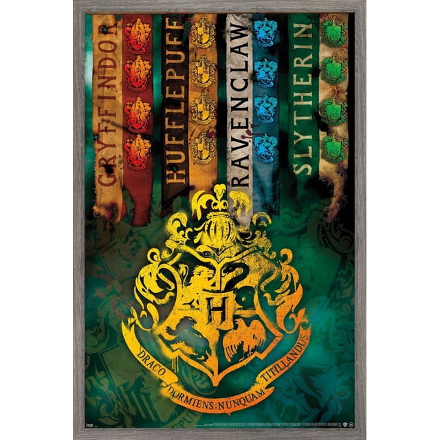 Le Monde des Sorciers : Harry Potter - Affiche Murale d'Écussons de Maison, Affiche Encadrée 14,725 Pouces x 22,375 Pouces Comprenant Quatre Bannières Verticales en Rouge, Jaune, Bleu et Vert Étiquetées Gryffondor, Hufflepuff, Ravenclaw et Slytherin avec Leurs Écussons de Maison Répétés Verticalement. un Grand Écusson Jaune de Poudlard avec la Lettre H et la Devise Draco Dormiens Nunquam Titillandus Est