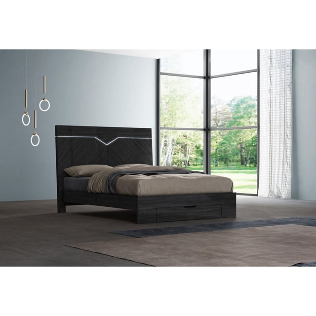 K-Living Lit Très Grand Size à Fini Laqué Gris Angulaire avec Lumières DEL d'Accent dans une Chambre Moderne avec de Grandes Fenêtres. Ce Lit Plateforme en Bois Massif Présente une Finition Laquée Gris Foncé, une Tête de Lit à Chevrons Géométriques avec Éclairage DEL Intégré et un Tiroir de Pied de Lit pour un Rangement Supplémentaire. Il s'Agence d'Une Literie taupe et Grise Neutre sur un Plancher de Bois avec des Tapis Superposés.