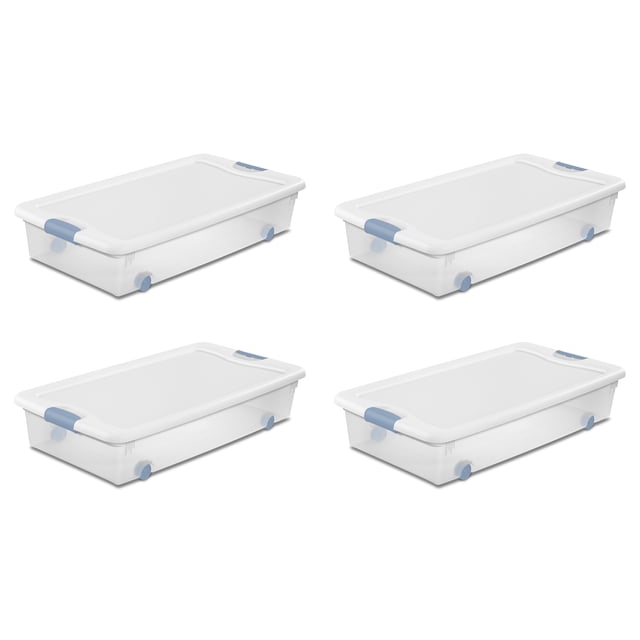 Sterilite Lot de 4 Bacs à Loquet de 56 Qt. sur Roulettes, Bacs de Rangement Roulants en Plastique Transparent Conçus pour une Utilisation sous le Lit. Comprend des Loquets Bleus, des Couvercles Encastrés pour l'Empilage et des Roues pour une Mobilité Facile. Loquet à Charnière Innovant Permet un Accès d'Une Main. Convient pour Organiser des Chaussures, Jouets, Bricolages, Vêtements et Plus. Dimensions : 33.87 x 18.75 x 7 Pouces.