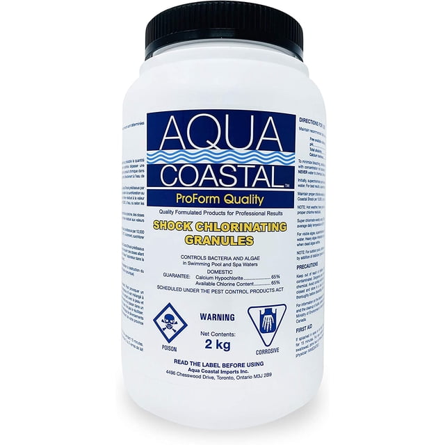 Aqua Coastal Granules de Chloration pour Piscine de Qualité Supérieure dans un Contenant de 2 kg (4,4 Lb). le Produit Contient 65 % de Chlore Disponible et Est Conçu pour Contrôler les Bactéries et les Algues dans les Piscines et les Eaux de spa. le Contenant Blanc Présente une Étiquette Bleue et Jaune avec des instructions d'Utilisation et des Avertissements de Sécurité, Y Compris des Symboles de poison et Corrosifs. Idéal pour Garder l'Eau de la Piscine Propre et Claire, Spécialement par Temps Chaud Ou Lors d'Une Utilisation Intensive