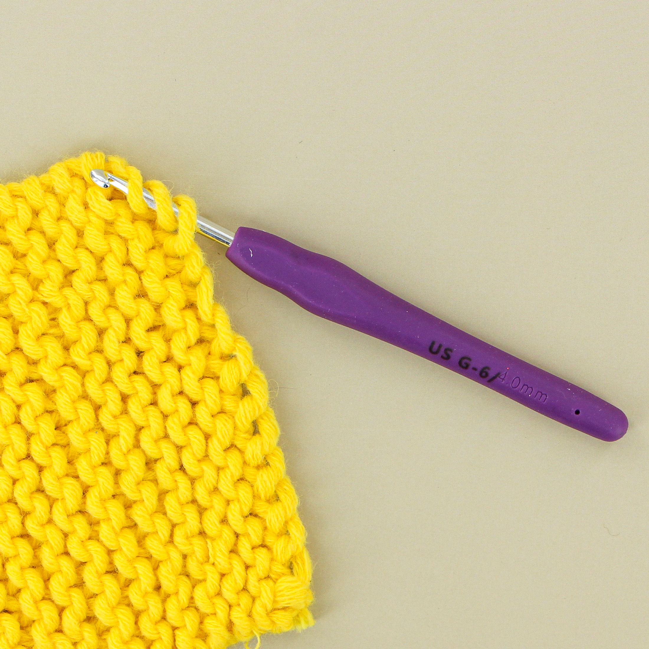 LOVE KNITTING Crochet à prise ergonomique, 14 cm (5,5 po), 4 mm (US G-6)