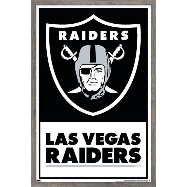 NFL Las Vegas Raiders - Affiche Murale Logo 21, 14,725 Po x 22,375 Po Encadrée Mettant en Vedette le Logo du Bouclier des Raiders Noir et Blanc avec des Épées Croisées derrière un Casque et le Texte Audacieux « Las Vegas Raiders » Ci-dessous, Idéale pour l'Art Mural et la Déco Intérieure avec un Cadre Léger et une Finition Satinée.