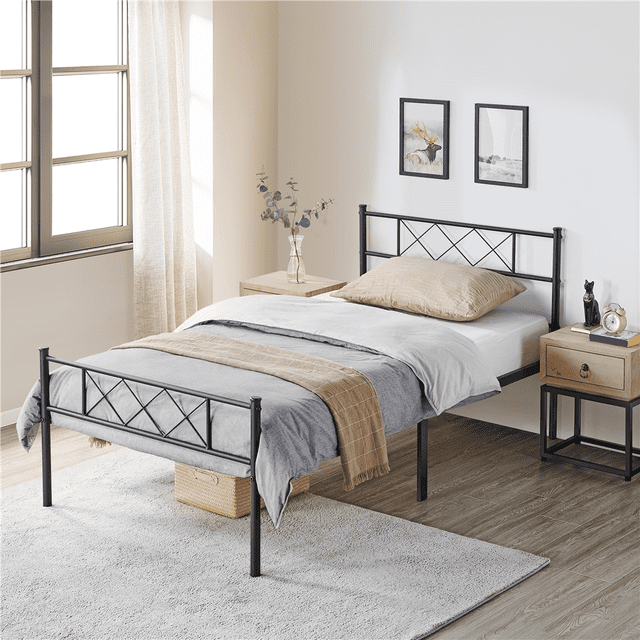 Yaheetech Lit Plateforme Simple en Métal avec Tête de Lit et Pied de Lit, Simple, Noir. Ce Lit Élégant de Style Industriel Présente un Cadre en Métal Noir avec Tête de Lit et Pied de Lit à Motif Croisé, Offrant une silhouette aux Lignes Épurées. Sa construction Robuste Comprend des Lattes en Métal, des rails Latéraux, des rails Centraux et Plusieurs Pieds de Soutien, Éliminant le Besoin d'Un Sommier. le Lit Offre 13 Pouces d'Espace de Rangement sous le Lit, Idéal pour Organiser des Boîtes, des Paniers Ou des Bagages. Présenté dans un Décor de Chambre Douillet