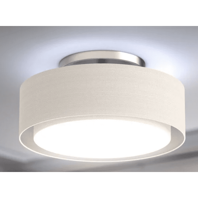 KODA Plafonnier Tambour en Tissu à Montage Duo avec un Abat-Jour en Tissu Élégant en Forme de Tambour au Ton Neutre et un Diffuseur Givré, Monté sur une base Métallique. Présenté dans une installation Encastrée, Ce Luminaire Offre un Éclairage Doux et Ambiant Idéal pour les Chambres, les Couloirs Ou les Espaces de Vie. Convient aux installations de Plafond Affleurantes Ou Semi-Affleurantes, Il Complète les Intérieurs Modernes.