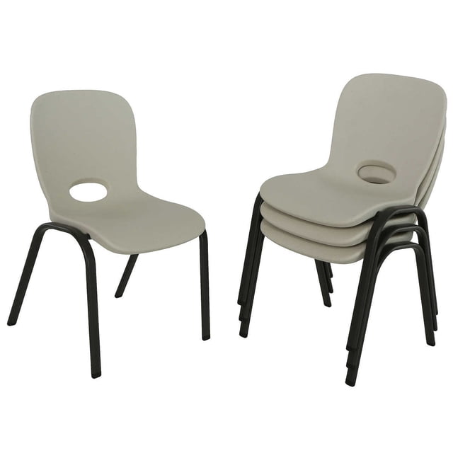 Lifetime Chaises Empilables pour Enfants Contemporaines, Lot de 4 de Couleur Crème, en Polyéthylène Haute Densité avec Cadres en Acier Enduit de Poudre. une Chaise Est Montrée Séparément, et Trois Sont Empilées Verticalement pour le Rangement. Idéales pour les Enfants de 3 à 9 Ans, Ces Chaises Empilables Sont Durables, Légères et Convenant à une Utilisation Intérieure Ou Extérieure.