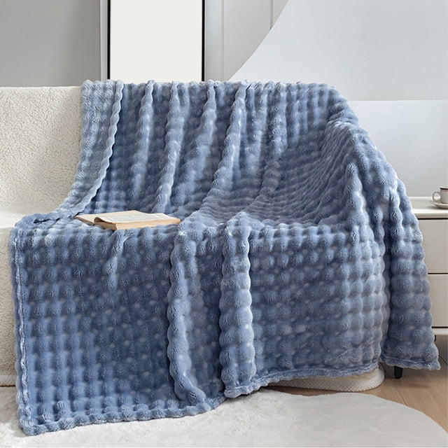 Staron Couverture en Molleton à Moins de 5 $! Couverture Jetée Grise pour Chambre d'Amis avec Usage Réversible. Cette Couverture en Molleton de polyester Douce et Épaisse Mesure 70x100cm (27.55x39.37 Po) et Présente un design Texturé à Rayures dans une Couleur Grise Apaisante. Elle Est Drapée sur un sofa Blanc dans un Cadre de Salon Douillet, Mettant en Valeur Son Usage Réversible et Sa Polyvalence pour Lits, sofas Ou comme Jeté. Idéale pour Ajouter Chaleur et Confort à Tout Espace.