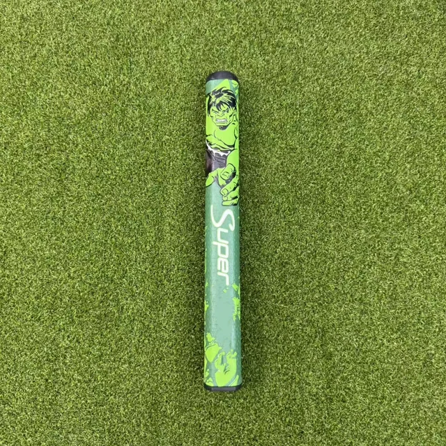 Super Golf Putter Grip Améliore la Prise Résistante à l'Usure Universel le Hulk PU Grip Golf Améliore la Sensation Design Unique Poignées Rondes le Hulk 2.0 1 Pce. le Grip Présente un Design Vert Vif avec le Graphique Hulk et le Texte « Super », Fabriqué à Partir d'Un Matériau PU durable. Il a une Forme Ronde avec un Noyau de 58R, Convient pour Améliorer la Prise et la Sensation pendant le Jeu de Golf. Affiché sur un Fond de Gazon Vert.