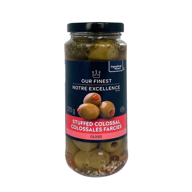 Notre Excellence Bocal en Verre Transparent de 375 g avec Couvercle Noir, Montrant un Grand Olives Vert Rempli de Piments Rouges dans une Saumure Délicatement Épicée avec des Herbes et de l'Ail, Étiqueté en Anglais et en Français, Convient aux Salades, tapenades Ou aux Collations.