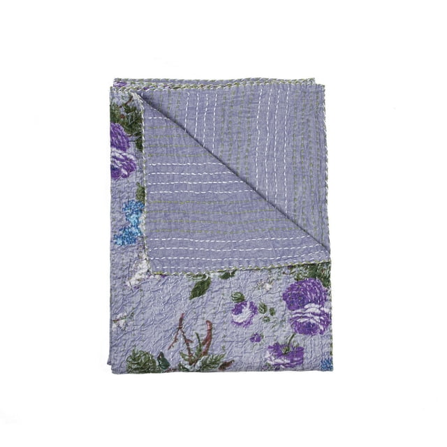 KANTHA Jeté en Coton BLANKET 50 Pouces X 70 Pouces Plié Montrant un Motif Matelassé floral avec des Fleurs Violettes et Bleues et des Feuilles Vertes d'Un Côté, et des Lignes Blanches et Vertes Cousues sur un Revers en Coton Violet, Fait à la Main en Inde, Convient comme BLANKET, Suspension Murale Ou Couvre-Table.