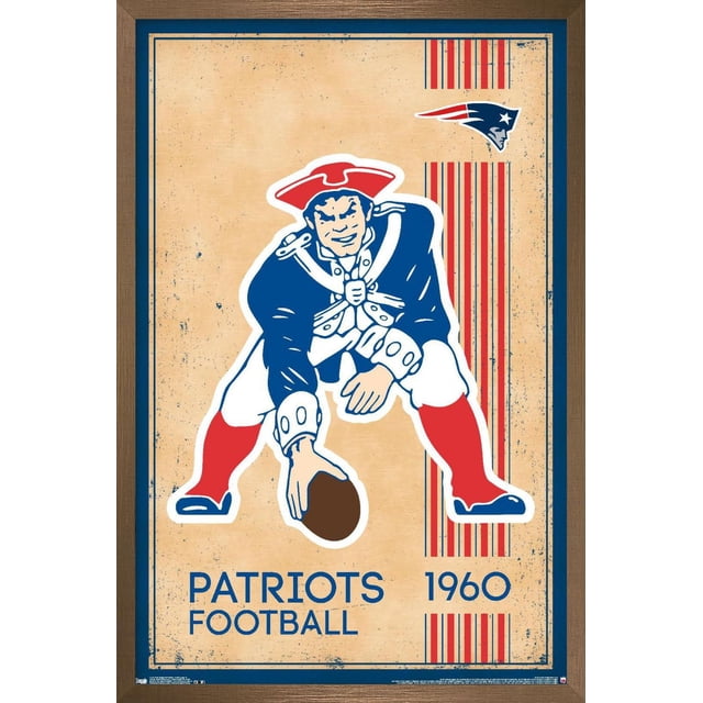 NFL New England Patriots - Affiche Murale Logo Rétro 14, 14,725 Po x 22,375 Po Encadrée Montrant un Joueur de football de Style Vintage en Uniforme colonial Bleu avec des Bottes et un Chapeau Rouges, Accroupi Tenant un Ballon de football. l'Arrière-plan beige Présente des Rayures Rouges et Bleues, le Logo des Patriots et le Texte « Patriots football 1960 ». Idéal pour une Déco Murale à Thème Sportif.