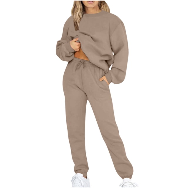 IROINNID Survêtement pour Femmes Ensemble 2 Pcs en Kaki, Comprenant un Haut Ample à Manches Longues avec un Col Rond et un Pantalon long Ajusté Assorti. Fabriqué en polyester Léger, Cette Tenue Décontractée Est Conçue pour le Confort et le style, Convient au Port Quotidien, au jogging Ou à la Détente. l'Ensemble Est Montré sur un Modèle Debout sur un Fond Blanc, Assorti à des Espadrilles Blanches.