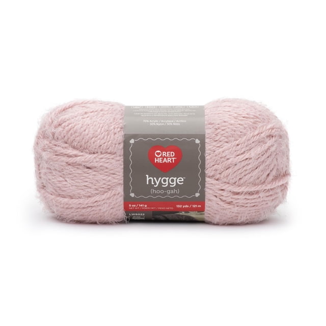 Red Heart® Hygge™ Fil, Acrylique-Nylon #5 Volumineux, 5oz/141g, 132 Verges, Écheveau de Fil Volumineux Rose Poussiéreux avec Mélange d'Acrylique-Nylon à Texture Douce et Étiquette Grise Mettant en Vedette le logo Red Heart et la Marque Hygge™, Idéal pour des Projets d'Accessoires Douillets au Tricot, au crochet et Chauds.