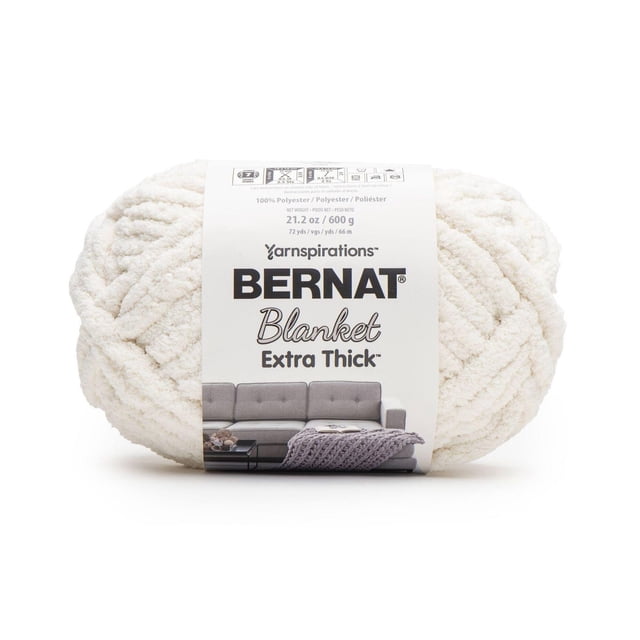Bernat® Blanket Extra ThickTM #7 Jumbo Fil de Polyester Blanc vintage, 21.2 oz/600 g, 72 yards, Montré comme un Grand Écheveau avec texture chenille et une Étiquette Présentant des instructions d'Entretien et un sofa avec une Couverture Tricotée, Idéal pour des Projets de Tricot et de crochet Rapides et Lavables.