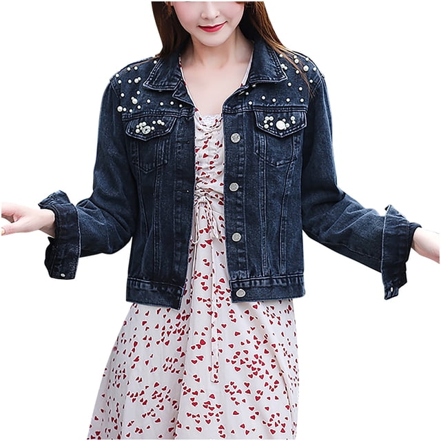 Veste en Denim pour Femmes Mode Décontractée Ajustée Perle Veste à Simple Boutonnage Veste en Denim Manteau Court. une Veste en Denim Bleu Foncé avec des Ornements de Perles sur le Col et des Poches Poitrine, avec une Fermeture à Bouton à Simple Boutonnage. la Veste Est Stylée sur une Robe Blanche avec des Motifs de Cœurs Rouges.