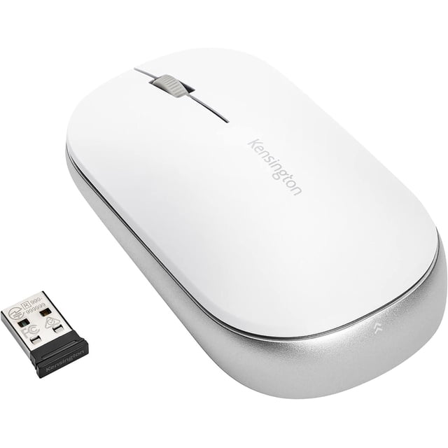 Kensington SureTrack™ Double Sans Fil Mouse en Blanc avec base Argentée Illustrée sous un angle 3/4 aux Côtés de Son Récepteur nano USB-A 2,4 GHz, Doté d'Un design Mince Ambidextre avec Molette de Défilement et logo Kensington, Convient au Suivi Précis sur Diverses surfaces.