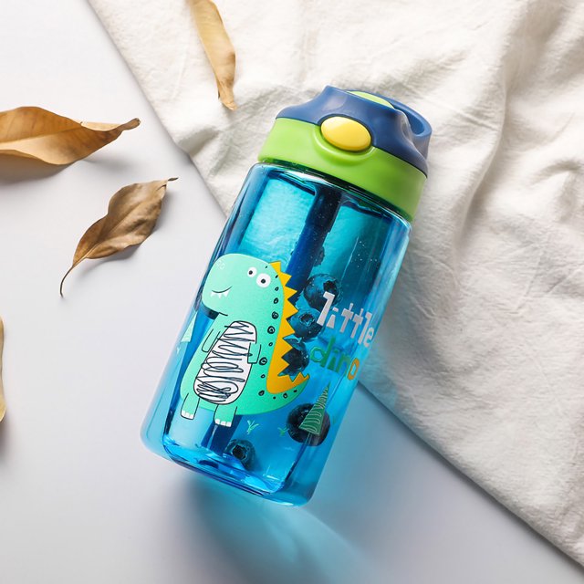 Toddler Water Bottle with Straw, featuring a cute dinosaur pattern on a blue body with a green and navy lid. Made of food-grade PP material, it has a 480ml capacity and measures 18 x 7.5 cm. Designed for one-handed drinking with a bounce switch lid.