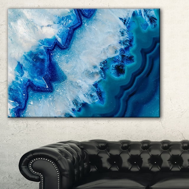 Design Art Géode Tranche Macro Art Abstrait Numérique Impression sur Toile Montrant un Gros Plan Macro Détaillé d'Une Tranche de Géode Bleu et Blanc avec des textures Minérales Cristallines et Superposées, Galerie Enveloppée sur un sous-Cadre en Bois de 1 Po, Prête à Accrocher au-Dessus d'Un sofa en Cuir Capitonné Noir dans un Espace de Vie Moderne, Convient pour Rehausser la Déco de la Maison.