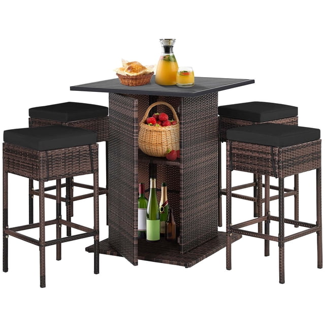 Costway Patiojoy Ensemble de 5 Pcs de Tabourets de Bar en Rotin pour Patio avec Coussin et Tablette de Rangement Cachée Noir. Ensemble de Mobilier de Bar d'Extérieur 5 Pcs avec une Table de Bar Carrée en Rotin Comprenant des Étagères de Rangement Cachées et Quatre Tabourets Assortis avec Coussins Noirs Imperméables. la Table A un Plateau à Lattes en PS durable, et les Tabourets Incluent des Repose-Pieds Ergonomiques pour le Confort. Fabriqué en Rotin PE Résistant aux Intempéries et en Acier Antirouille, Idéal pour patios, Jardins, au Bord de la Piscine et Cour Arrière.