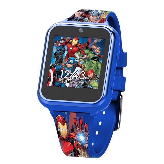 Avengers Montre Interactive à Écran Tactile avec Caméra, Doté d'Un Boîtier en Plastique Bleu et d'Un Bracelet avec des Personnages Marvel Avengers, Dont Iron Man, Captain America, Hulk, Thor et Black Panther. l'Écran Tactile Numérique Carré Indique l'Heure, la date et le Jour, avec une Caméra Intégrée au-Dessus de l'Écran et une Fermeture à Boucle Métallique. Idéale comme Montre Intelligente pour Enfants avec Fonctions Jeux, Vidéo et Multimédia.
