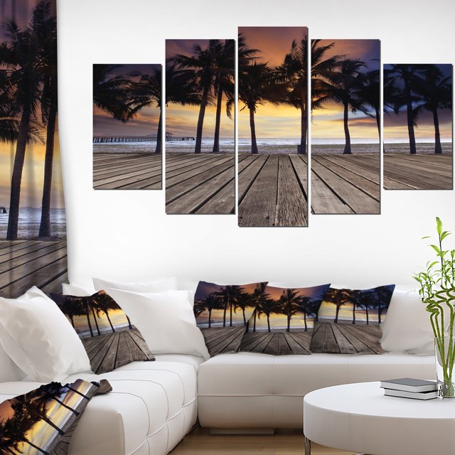 Vieille Terrasse en Bois sur Mer Plage