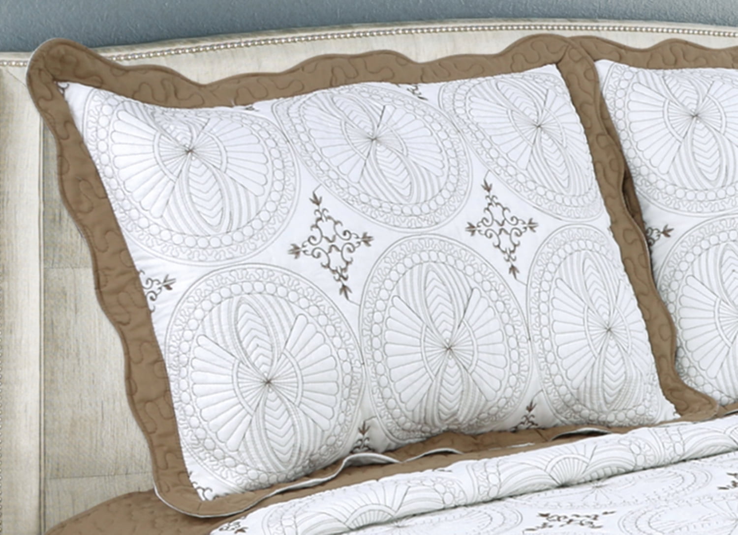 Couvre-lit Marina Decoration brodée, ensemble de literie ultra doux et uni, avec taie d'oreiller matelassée, motif géométrique marron