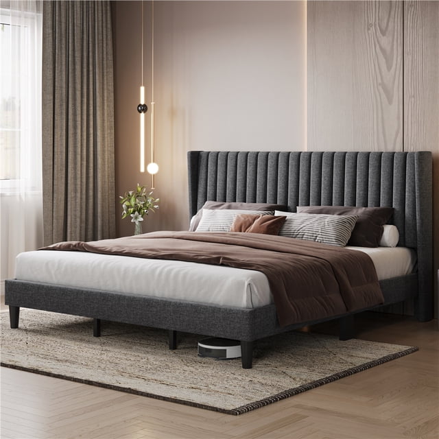 Yaheetech Cadre de Lit Plateforme Rembourré avec Tête de Lit à Cannelures, Très Grand, Gris Foncé. Ce Lit Présente un Revêtement en Tissu Mélange de Lin Gris Foncé avec une Tête de Lit Capitonnée à Cannelures et un design à Côtés Ailés. le Cadre en Bois Robuste Comprend 12 Lattes pour Soutien de Matelas, Éliminant le Besoin d'Un Sommier. le Lit Mesure 82,5 Pouces de long, 78 Pouces de Large et 46 Pouces de Haut, avec une Capacité de Poids de 800 Livres. la Dégagement sous le Lit de 6,3 Pouces