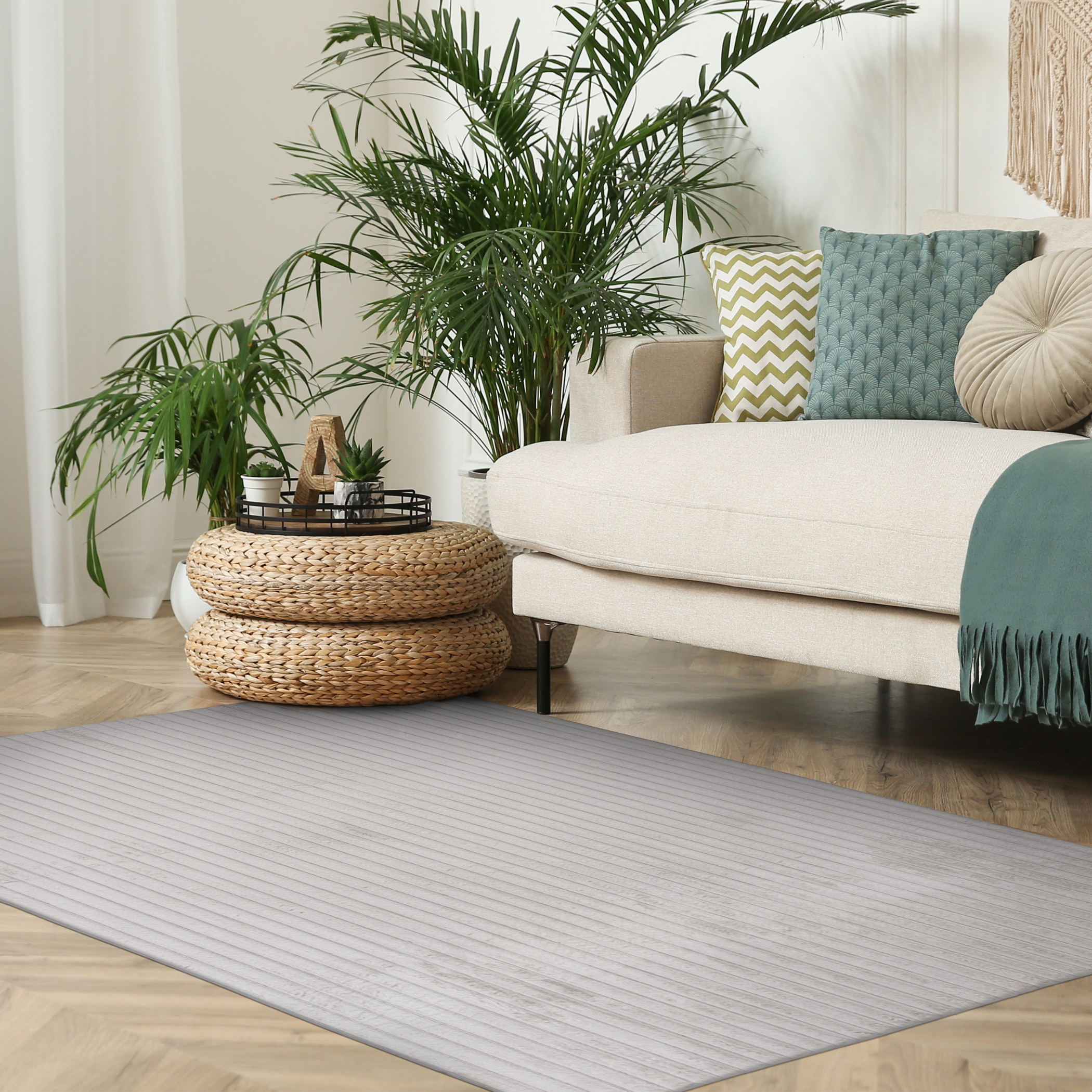 Tapis d'intérieur Avenue B en fausse fourrure grise (format 4 x 6). Emplacements recommandés : salon, chambre ou salle à manger.
