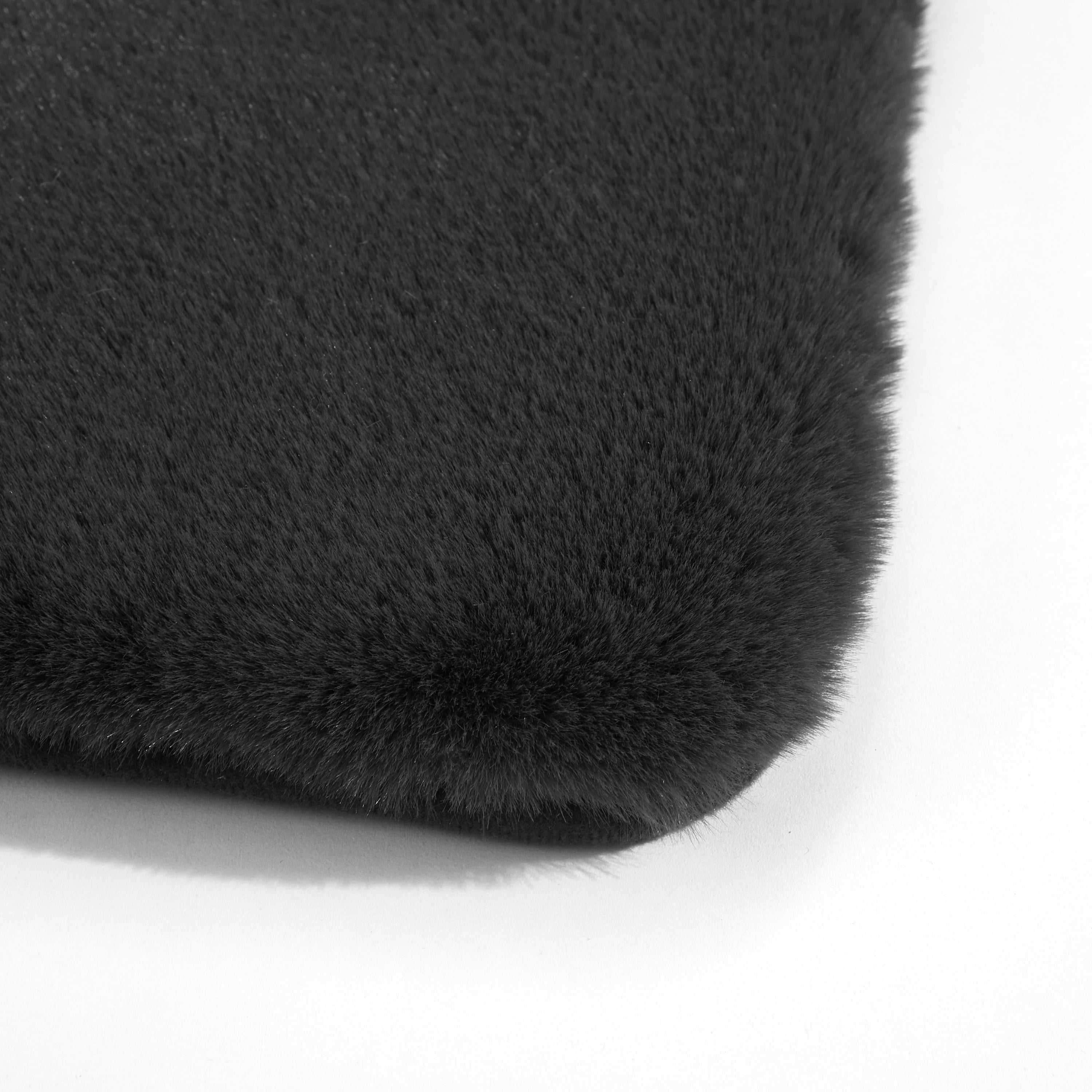 Ensemble de 2 tapis de bain en fausse fourrure de lapin grise Better Homes & Gardens, 17" x 24" et 20" x 30".